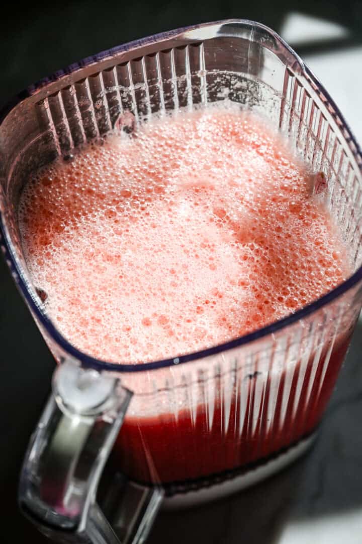 Bovenaanzicht van watermeloensap in een blender.