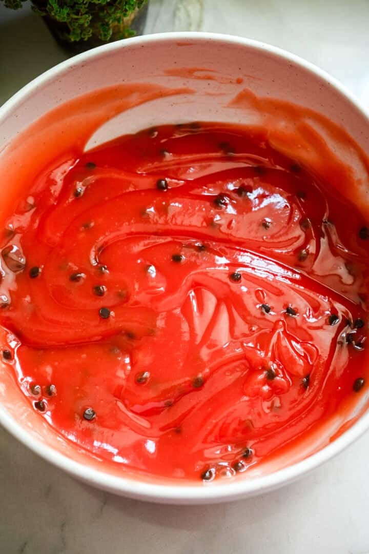 Bovenaanzicht van meloenpudding met daarin gemengde chocoladestukjes.