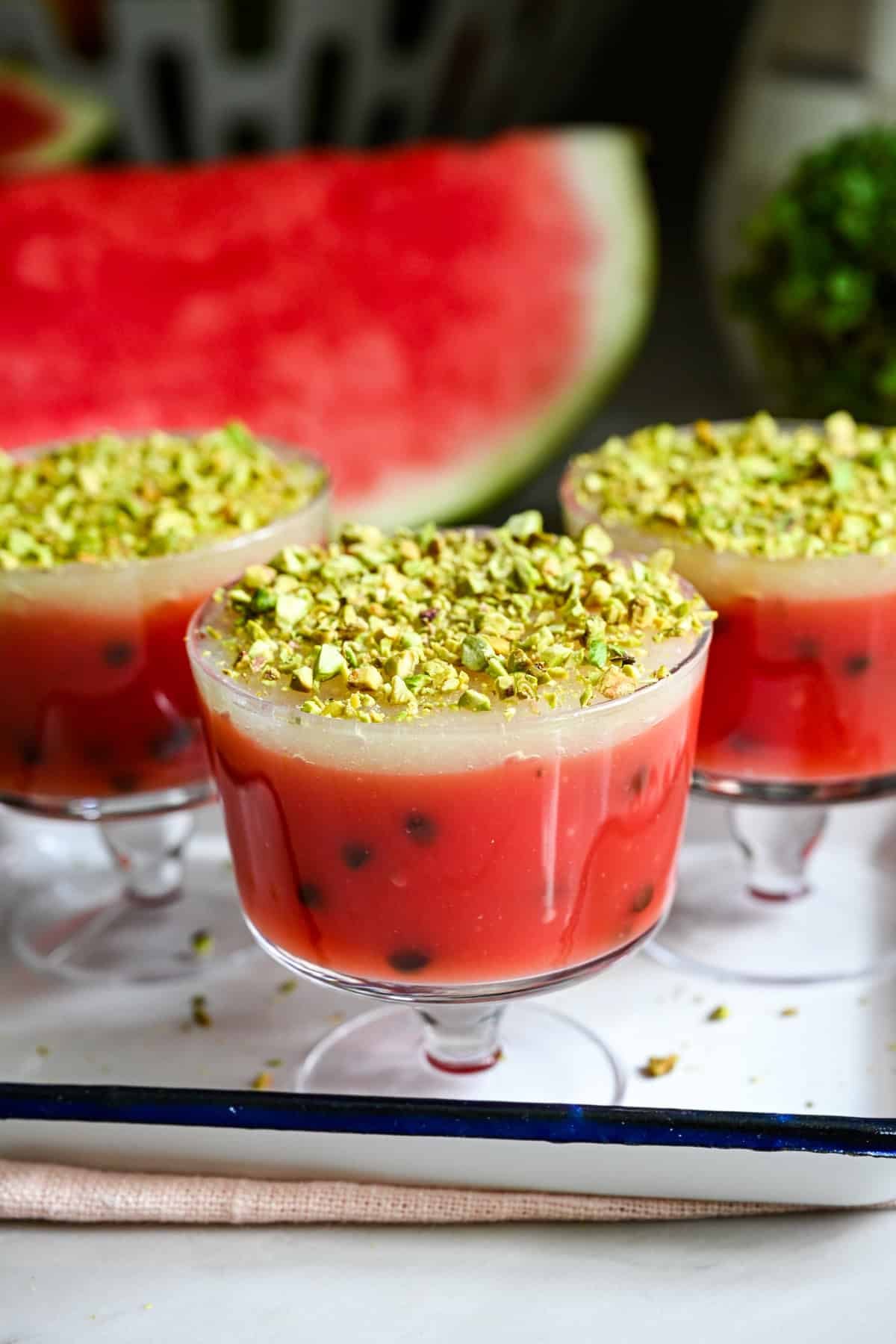 Vooraanzicht van watermeloenpudding in een dessertbeker.