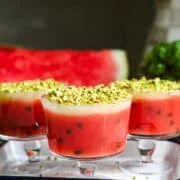 Vooraanzicht van watermeloenpudding in een dessertbeker.