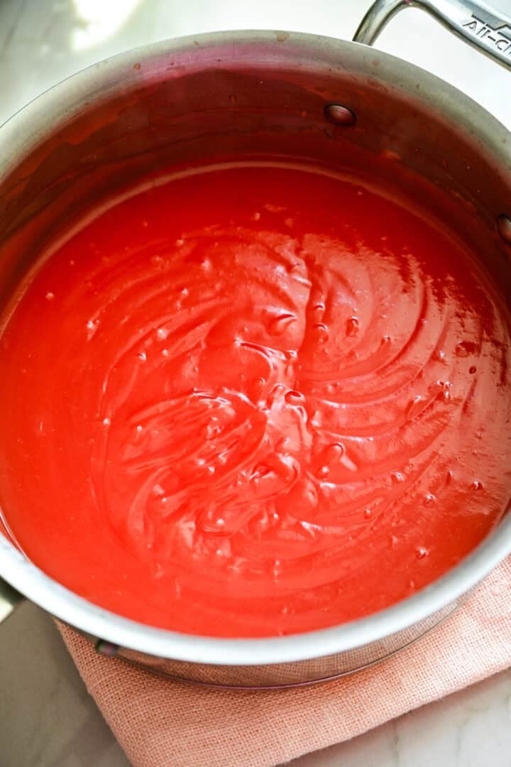 Bovenaanzicht van watermeloenpudding in een stalen pan.