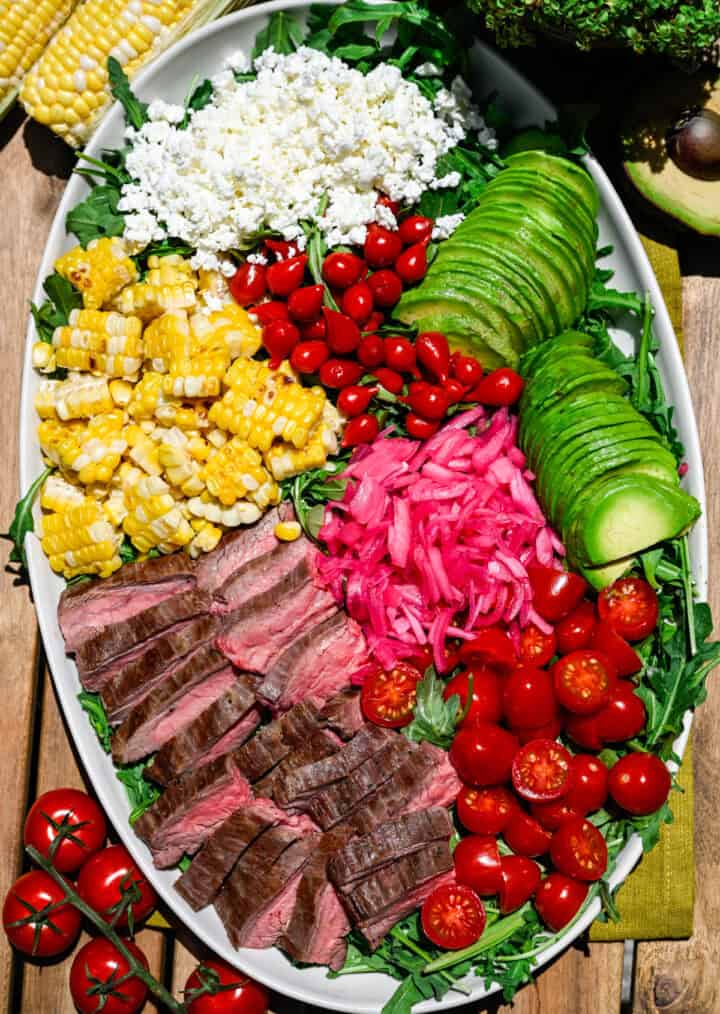 Bovenaanzicht van steaksalade op een schotel