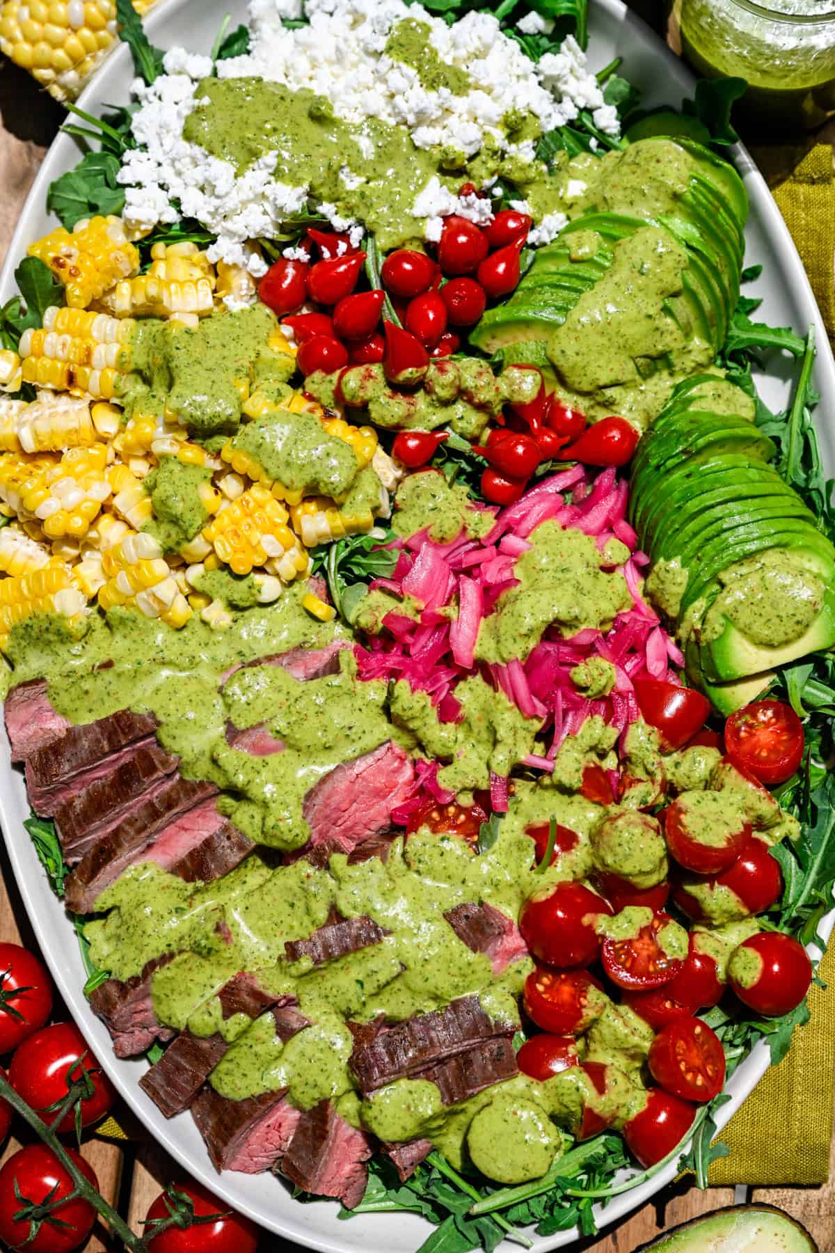 Bovenaanzicht van steaksalade op een schotel.