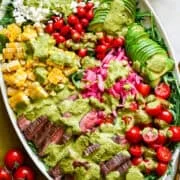 Bovenaanzicht van steaksalade op een schotel.