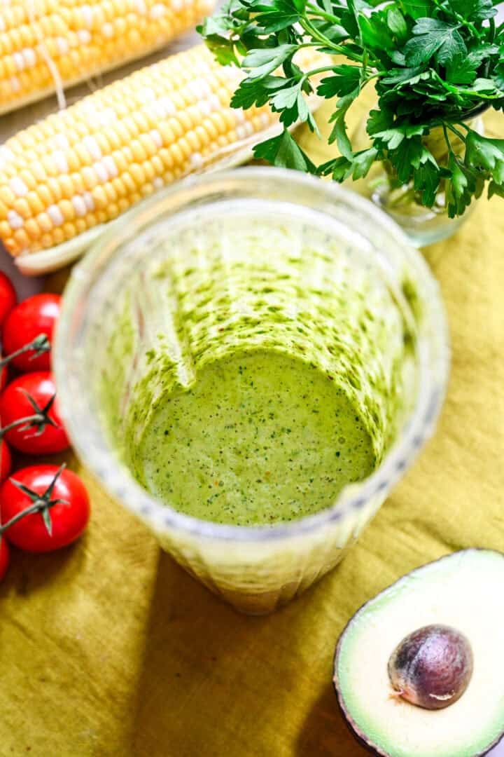 Bovenaanzicht van chimichurridressing na het mengen.