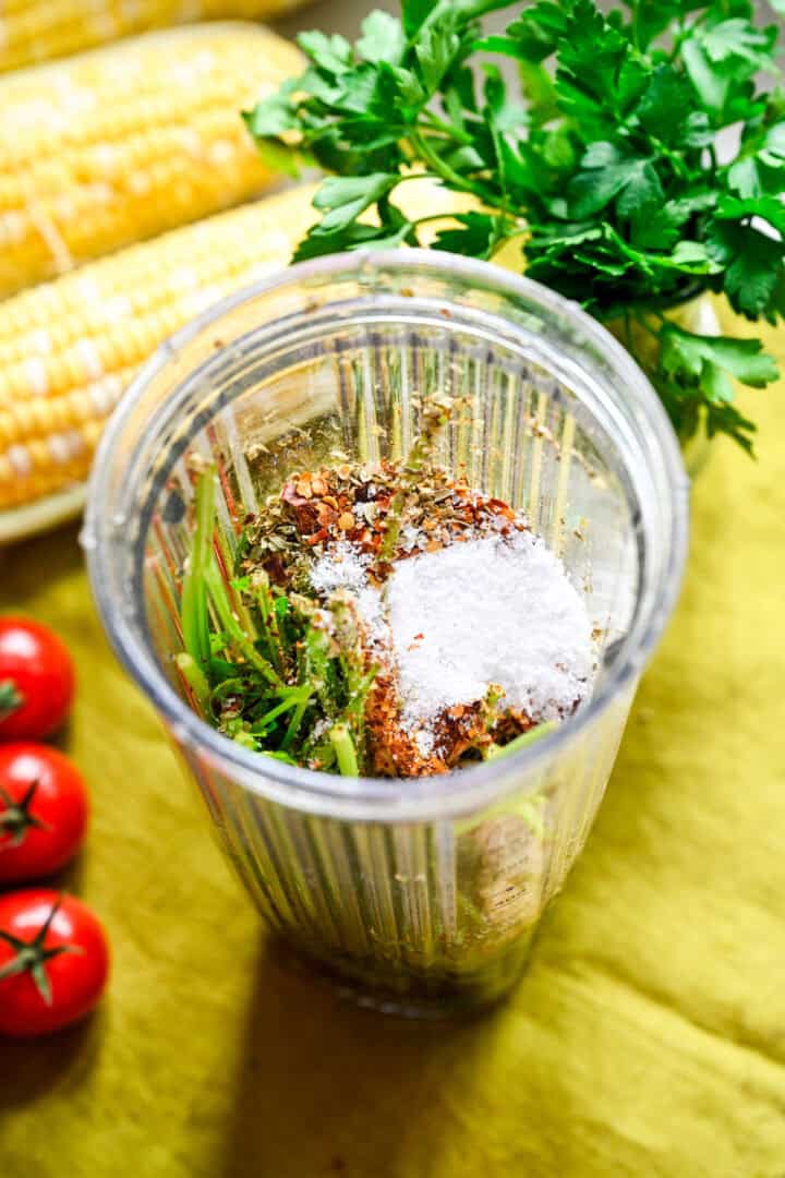 Bovenaanzicht van chimichurrydressing vóór het blenden.
