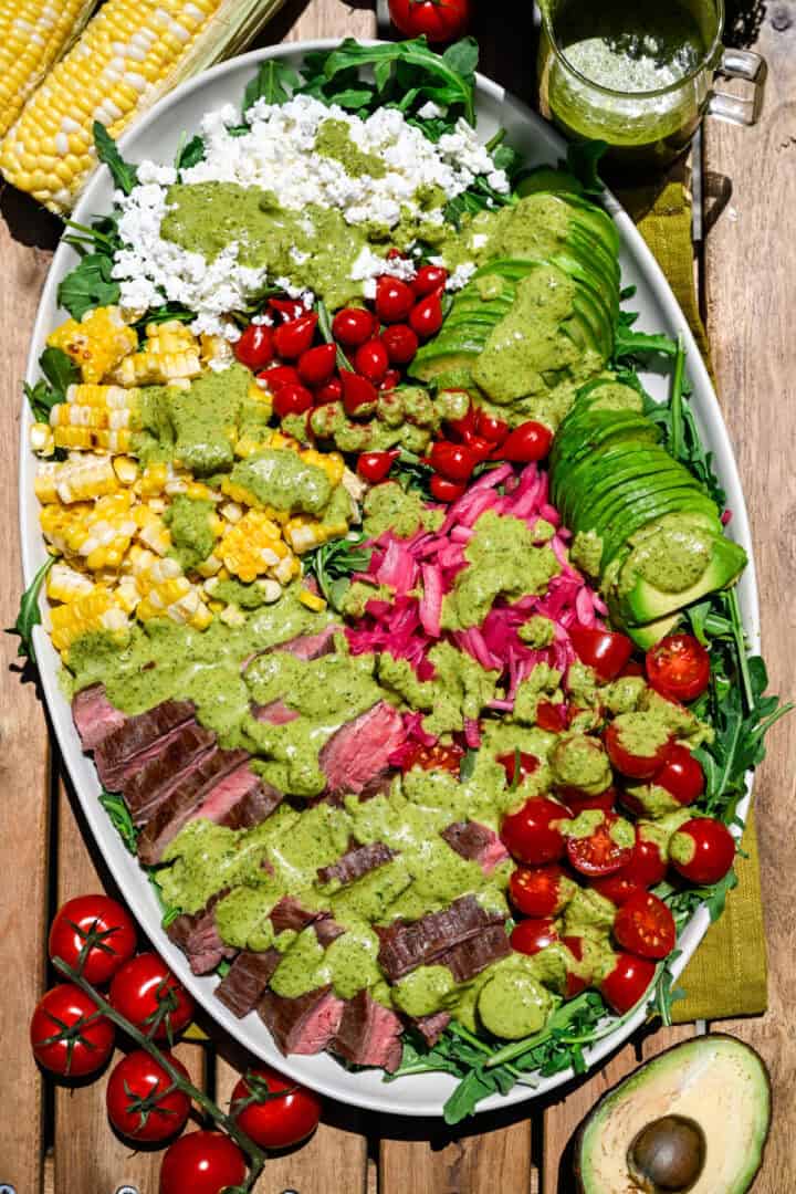 Bovenaanzicht van steaksalade op een schotel