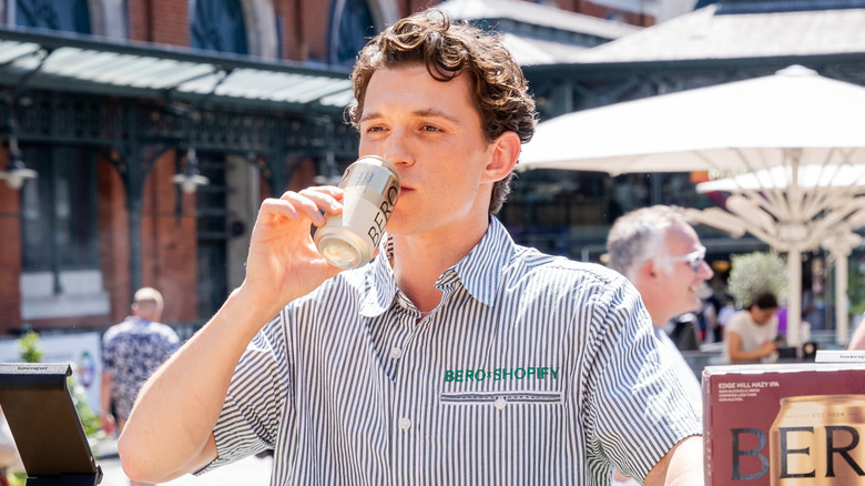 Tom Holland nipt van BERO-bier tijdens het BERO x Shopify pop-up evenement in Covent Garden