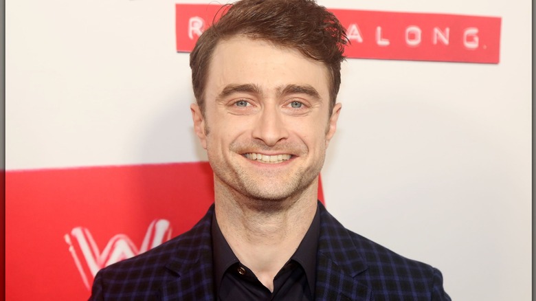 Daniel Radcliffe poseert tijdens de openingsavond van Stephen Sondheim's "Vrolijk rollen we mee" op Broadway in het Hudson Theatre