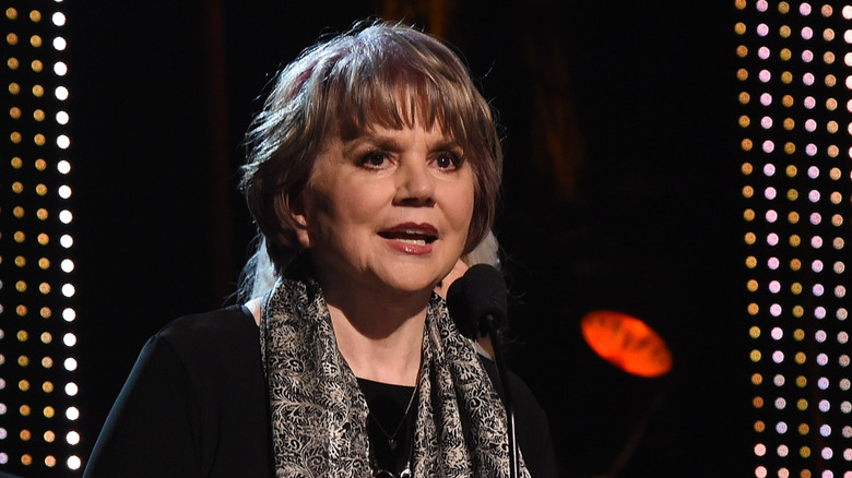 Linda Ronstadt houdt een toespraak