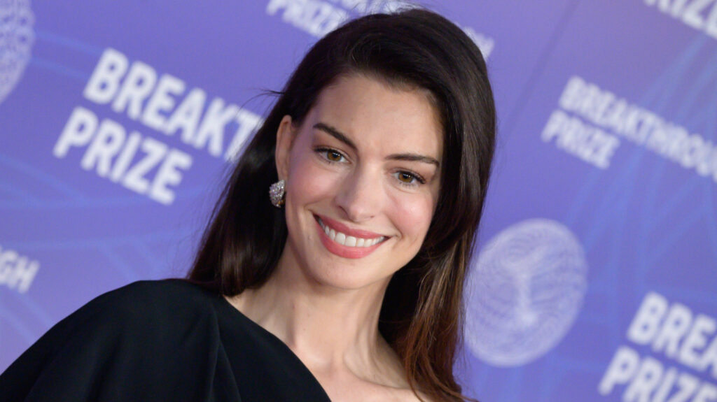 Het derde kind van Anne Hathaway op 43-jarige leeftijd zet de babyboom boven de 40 weer in de schijnwerpers
