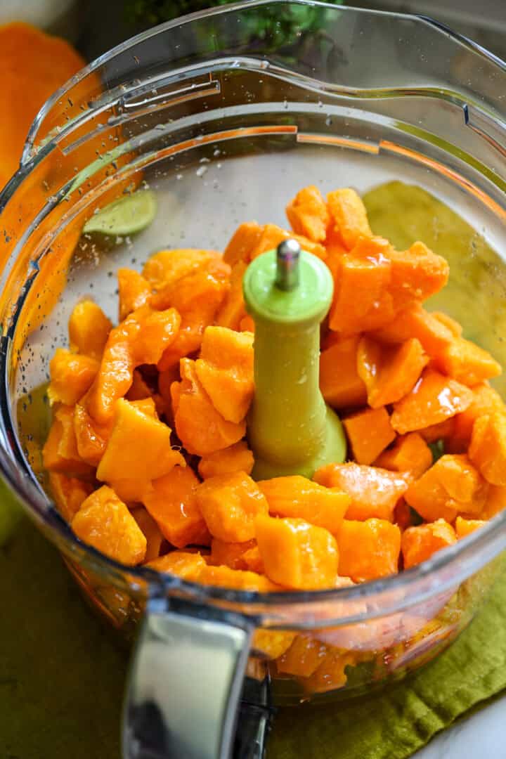 Mangosorbetingrediënten in een keukenmachine vóór het mengen.