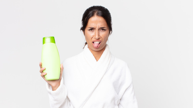 vrouw walgt van een shampooproduct