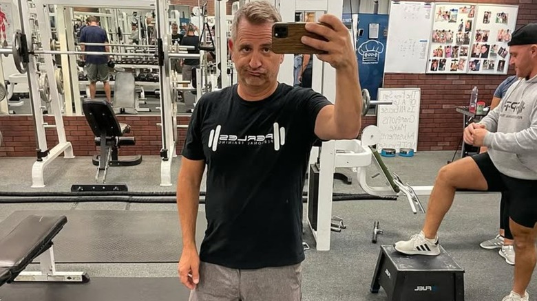 Jim Sears maakt een selfie in de sportschool