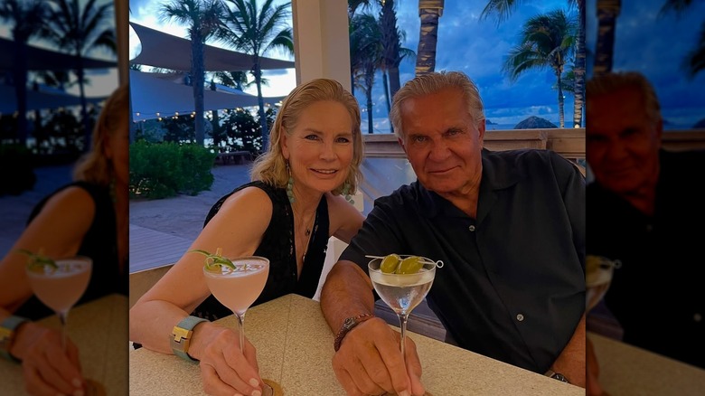 Andrew Ordon en zijn vrouw delen een drankje
