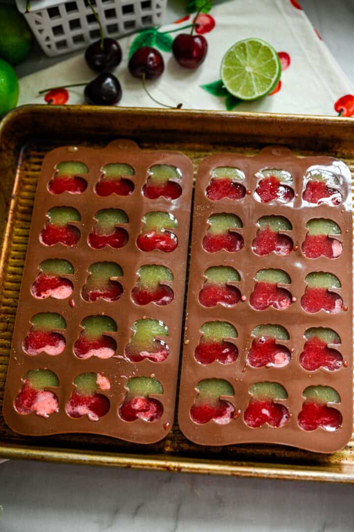 Bovenaanzicht van kersengummies in mallen.
