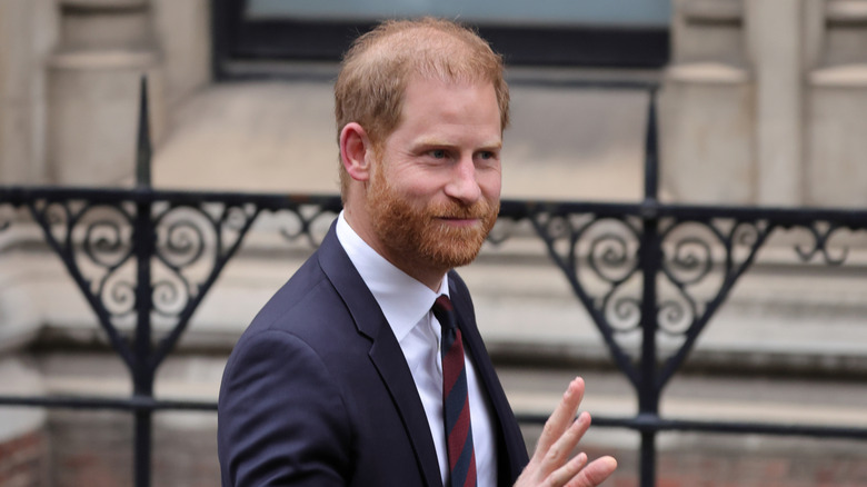 Prins Harry zwaait