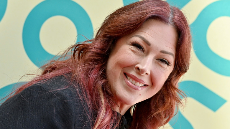 Carnie Wilson glimlacht tijdens een beroemdheidsevenement