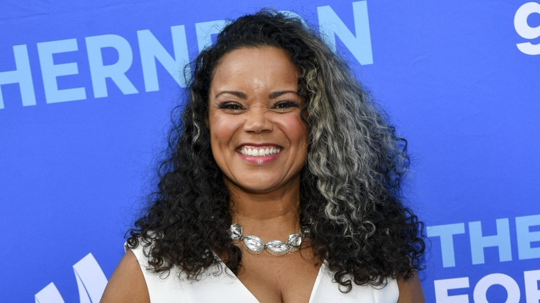 Kimberly Locke in een witte jurk tijdens een beroemdheidsevenement