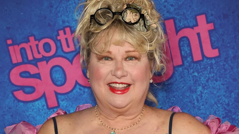 Victoria Jackson glimlacht tijdens een beroemdheidsevenement