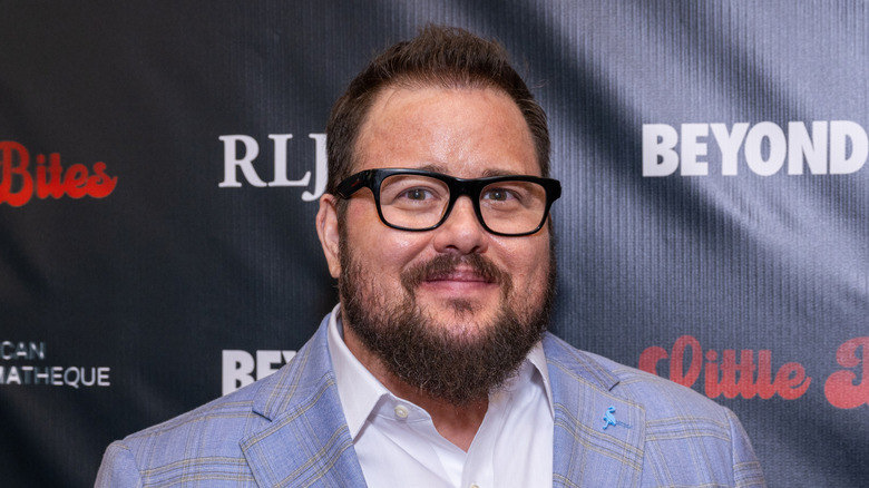 Chaz Bono lacht en poseert tijdens een beroemdheidsevenement