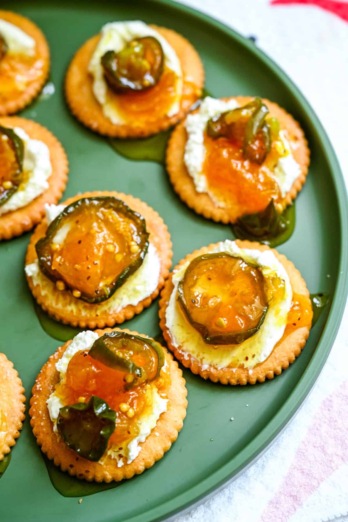 Cowboysnoepjes bovenop ritz-crackers.
