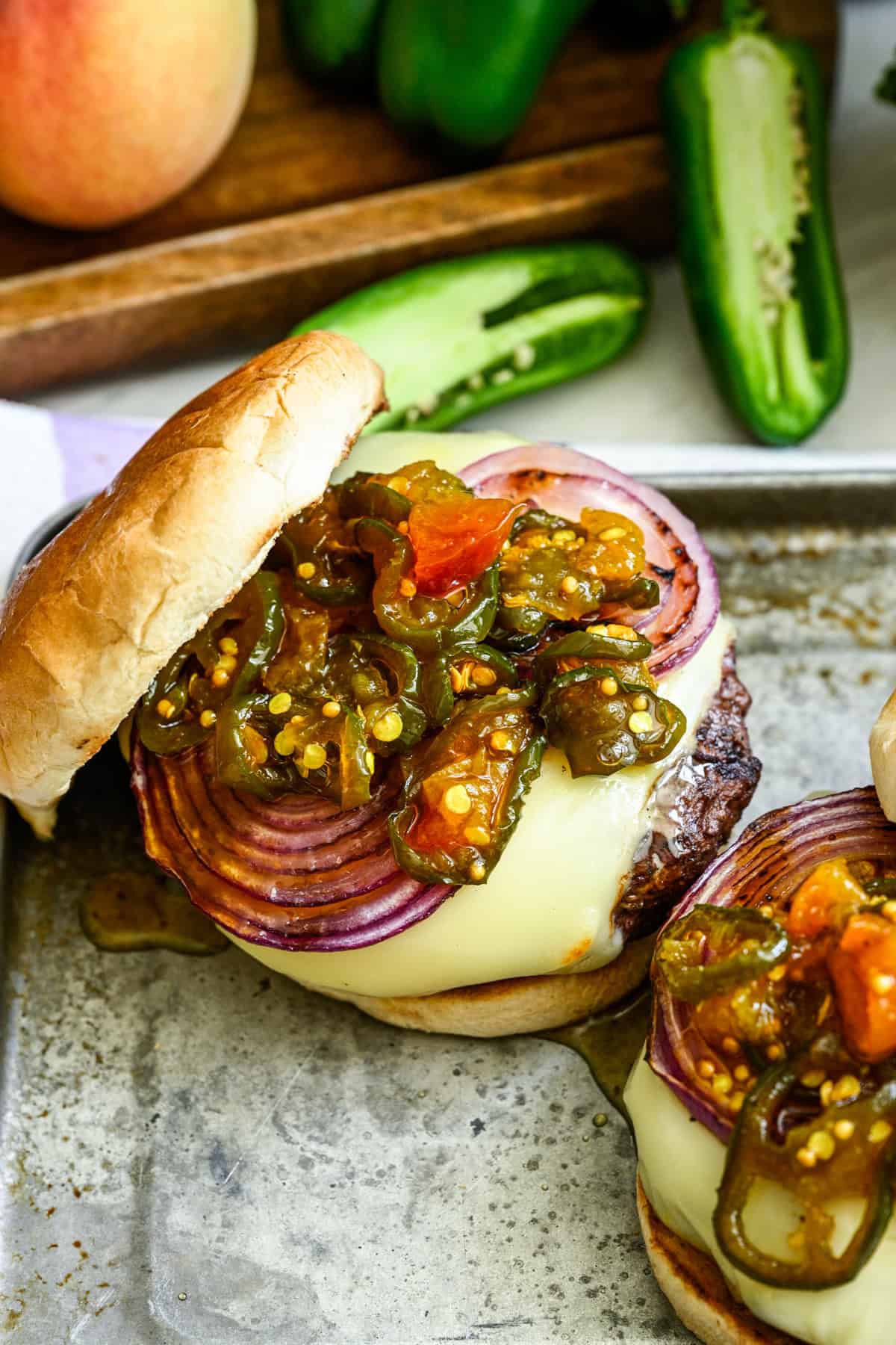 Cowboysnoepjes bovenop een burger.