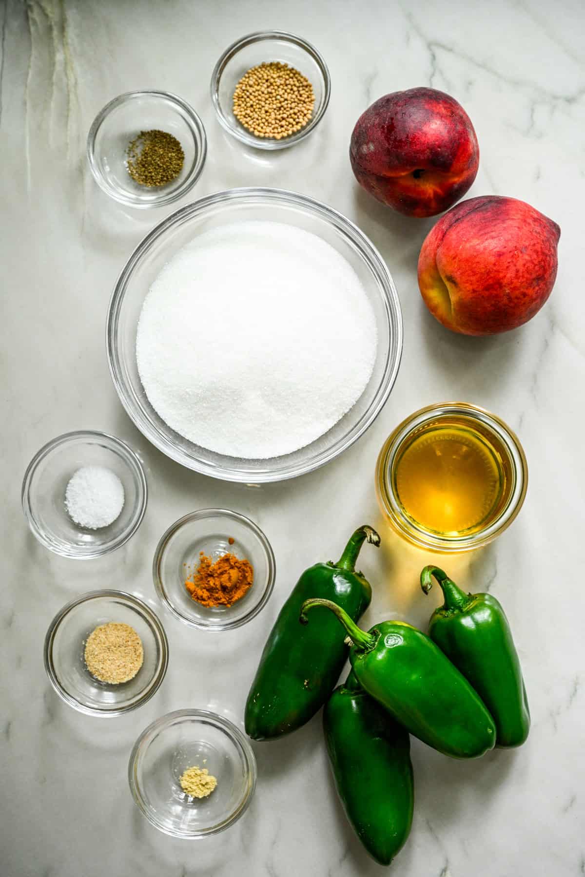 Bovenaanzicht van perzik-cowboy-snoepingrediënten, waaronder suiker en jalapenos.