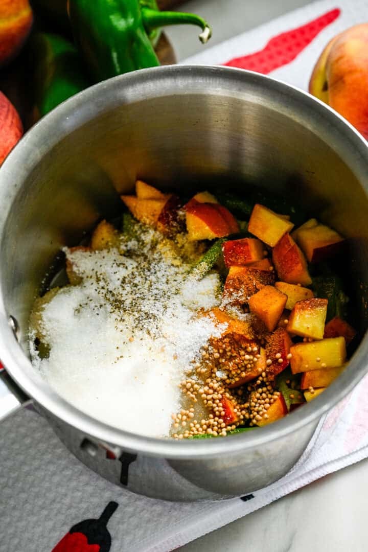 Bovenaanzicht van cowboy-snoepingrediënten in een kleine roestvrijstalen pan.