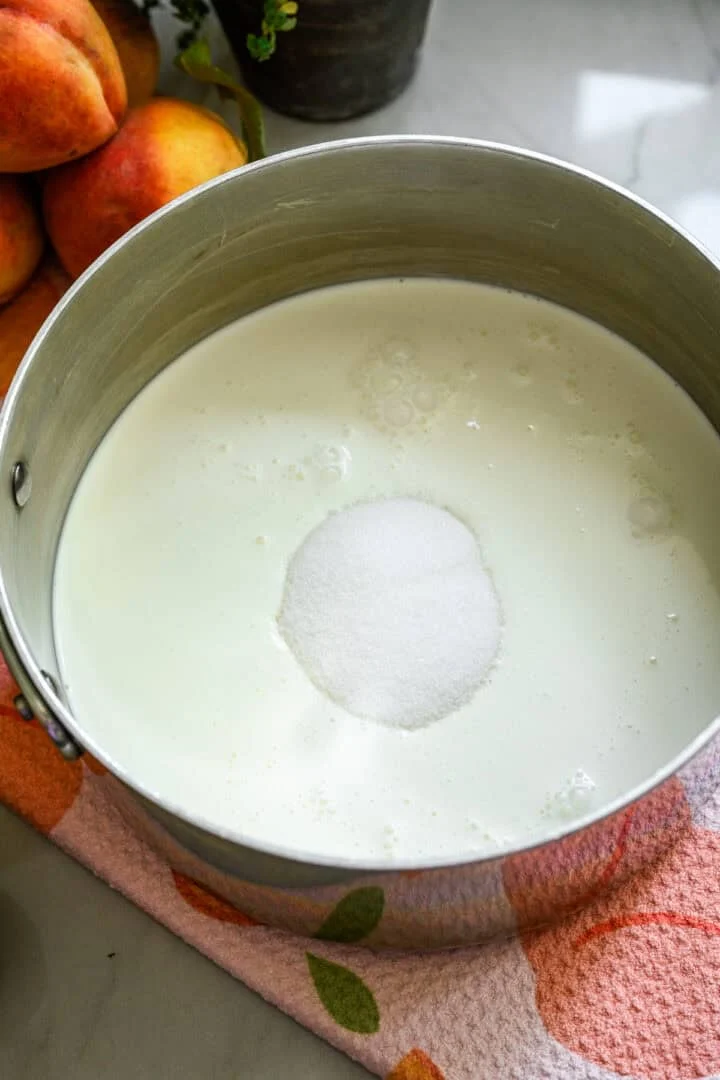 Zware room, melk en suiker in een pot.