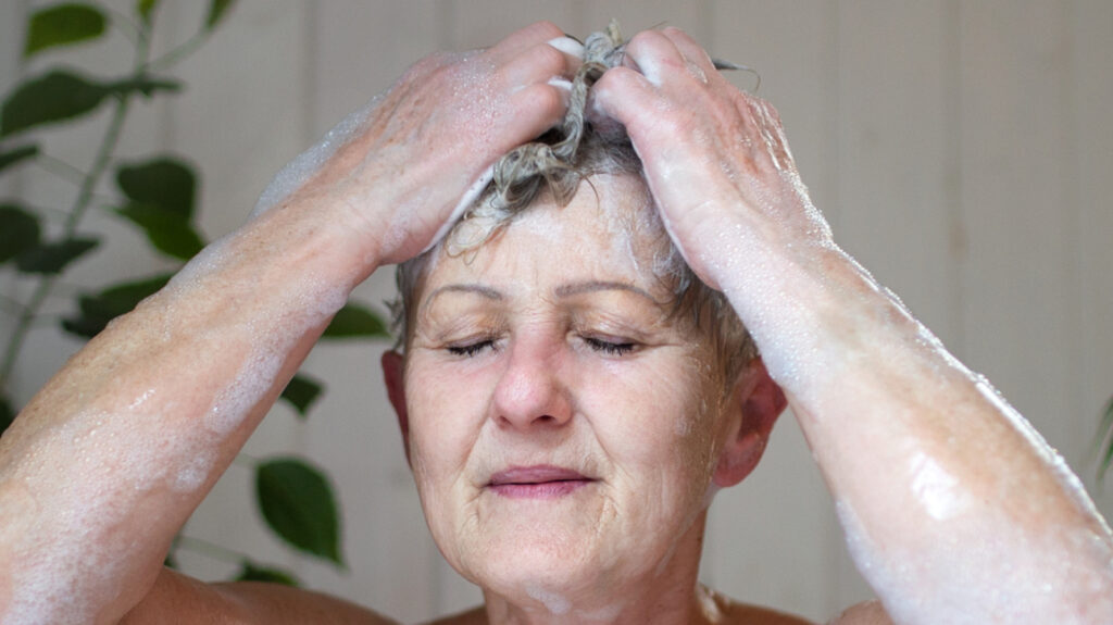 De verouderde Boomer-regel voor haarhygiëne die millennials achter zich laten