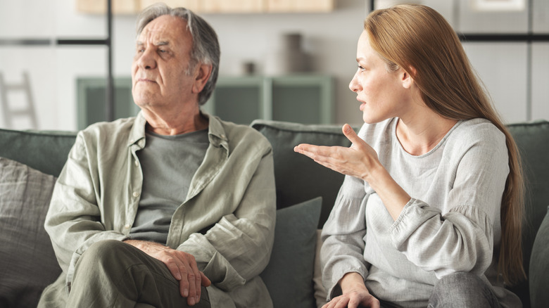 midlife dochter probeert met oudere vader te praten