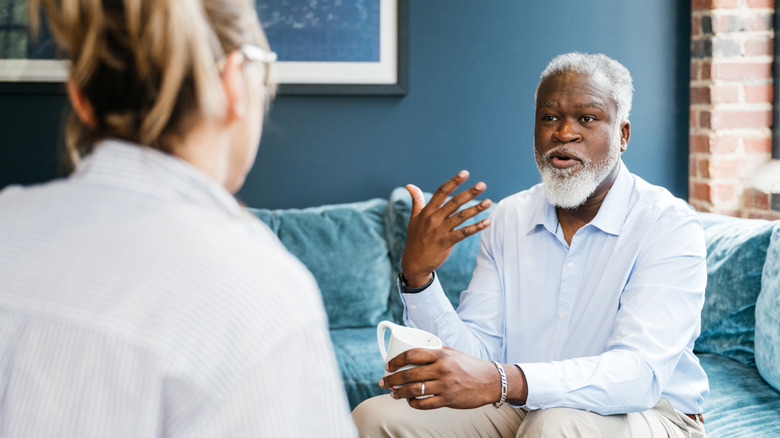 senior mannelijke patiënt in een gesprekstherapiesessie