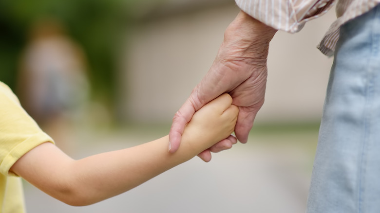 grootmoeder en kleinkind hand in hand