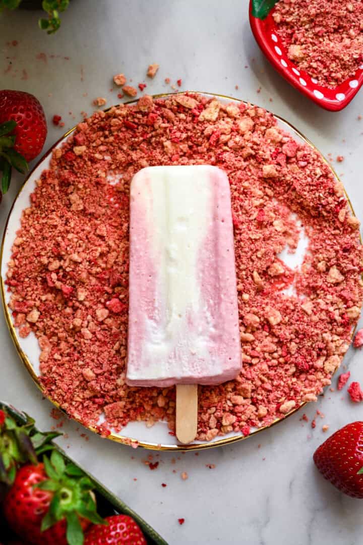 Voordat u een ijslolly bedekt met een laagje aardbeienkoekjes. 