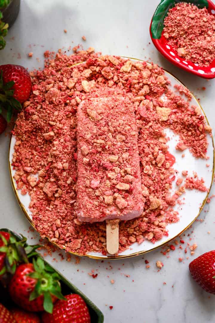 Na het coaten van een ijslolly met aardbeienkoekjescoating. 