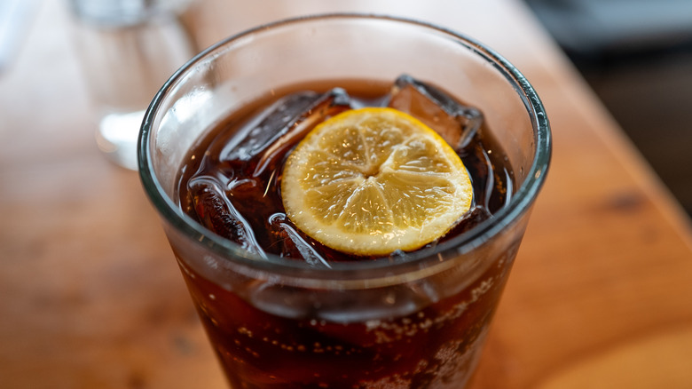 Close-up van een Diet Coca Cola (Cola Light) frisdrank met een schijfje citroen erin in een restaurant