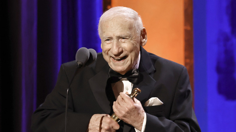 Mel Brooks lacht