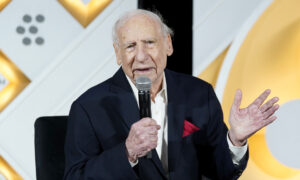 Het geheim van Mel Brooks om 100 te worden is een gegarandeerde glimlach