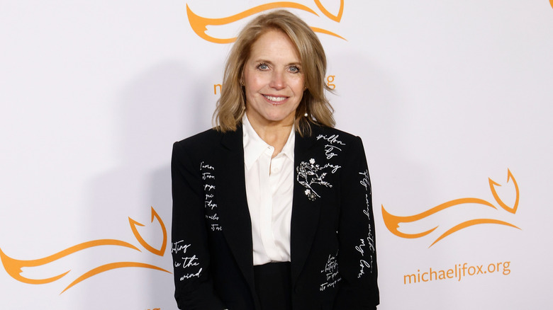Katie Couric poseert