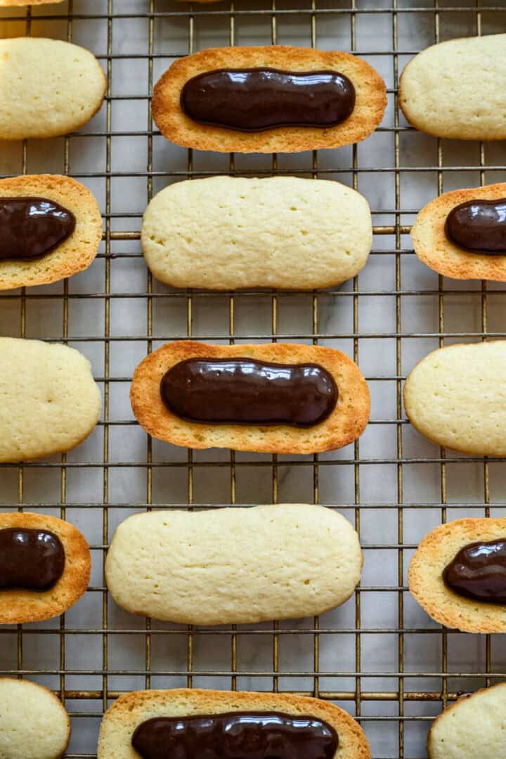 chocolade op de helft van de milanokoekjes.