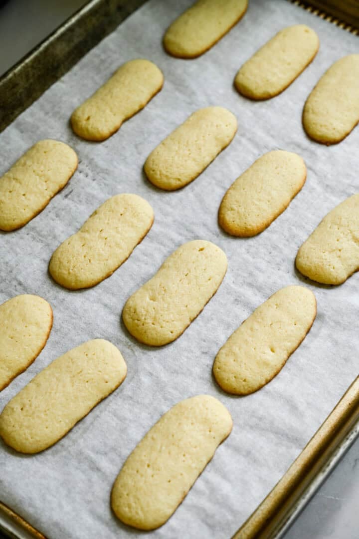 afgewerkte Milano-koekjes op een bakplaat.
