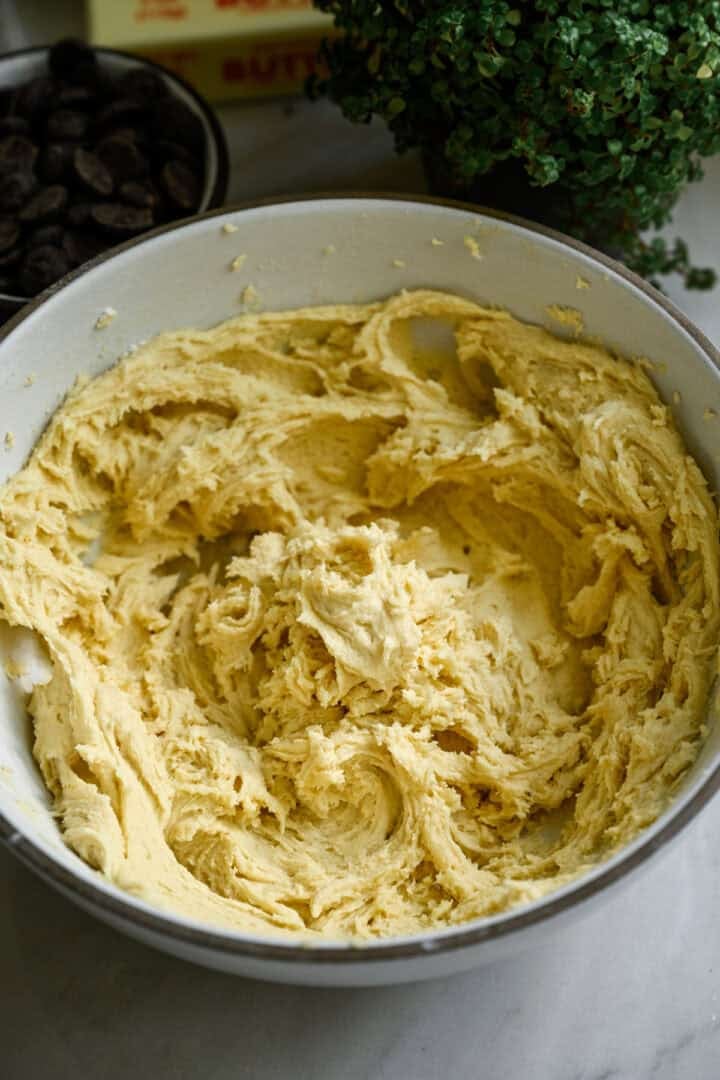 Milano koekjesdeeg in een witte mengkom.