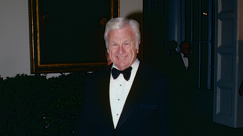 Eddie Albert glimlacht