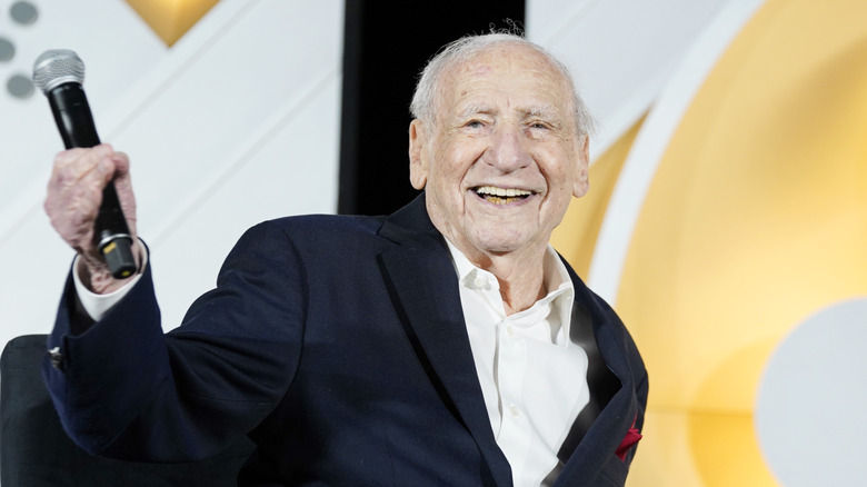 Mel Brooks glimlacht