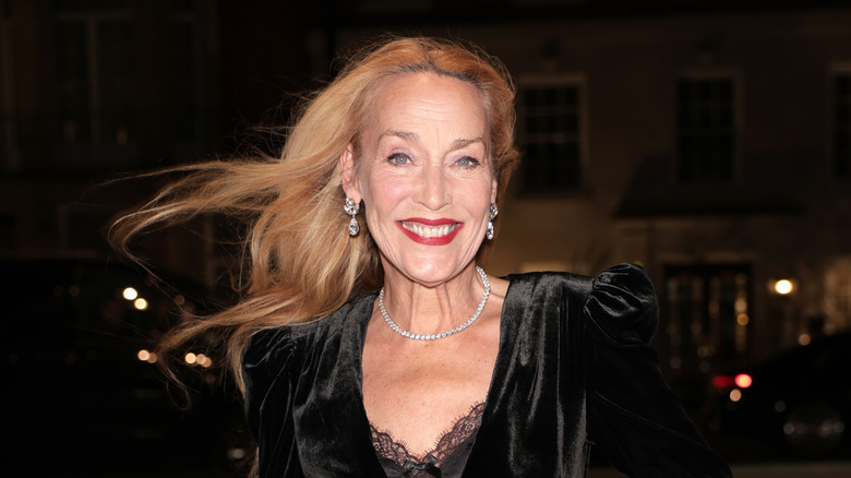 Jerry Hall glimlacht