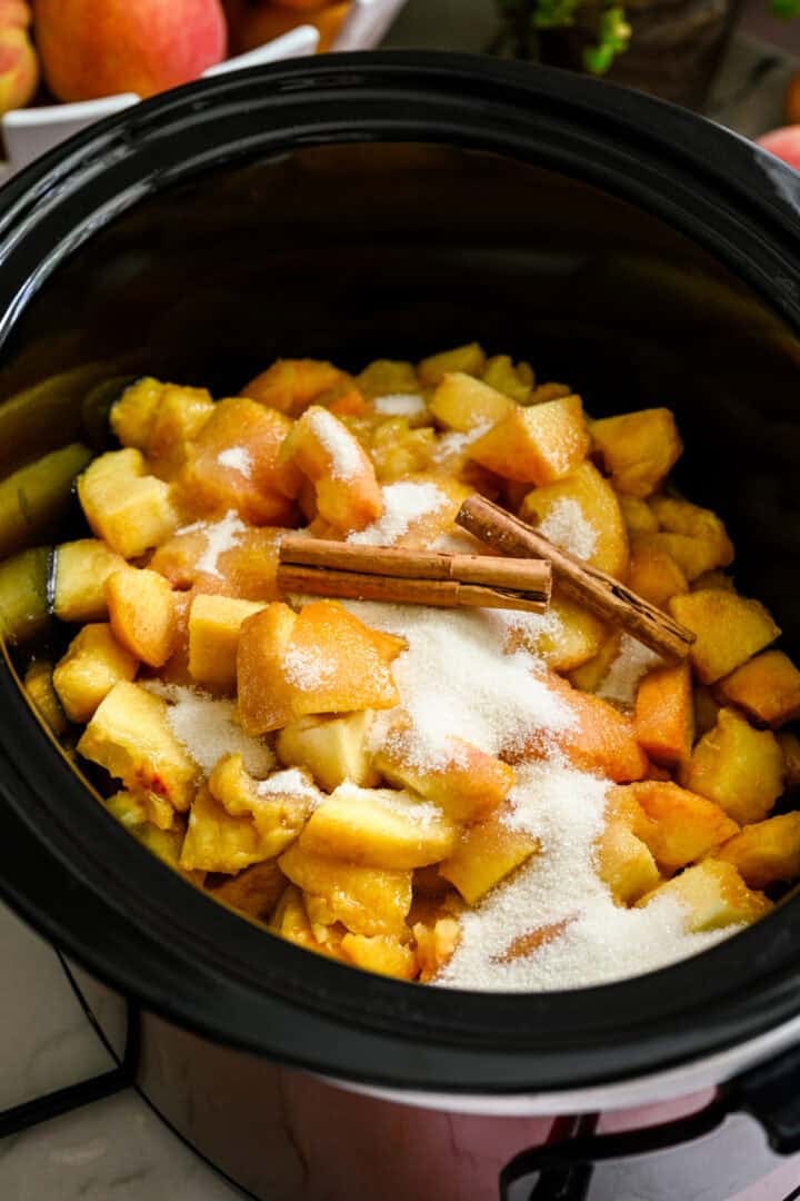 Bovenaanzicht van perzikboter in een slowcooker.