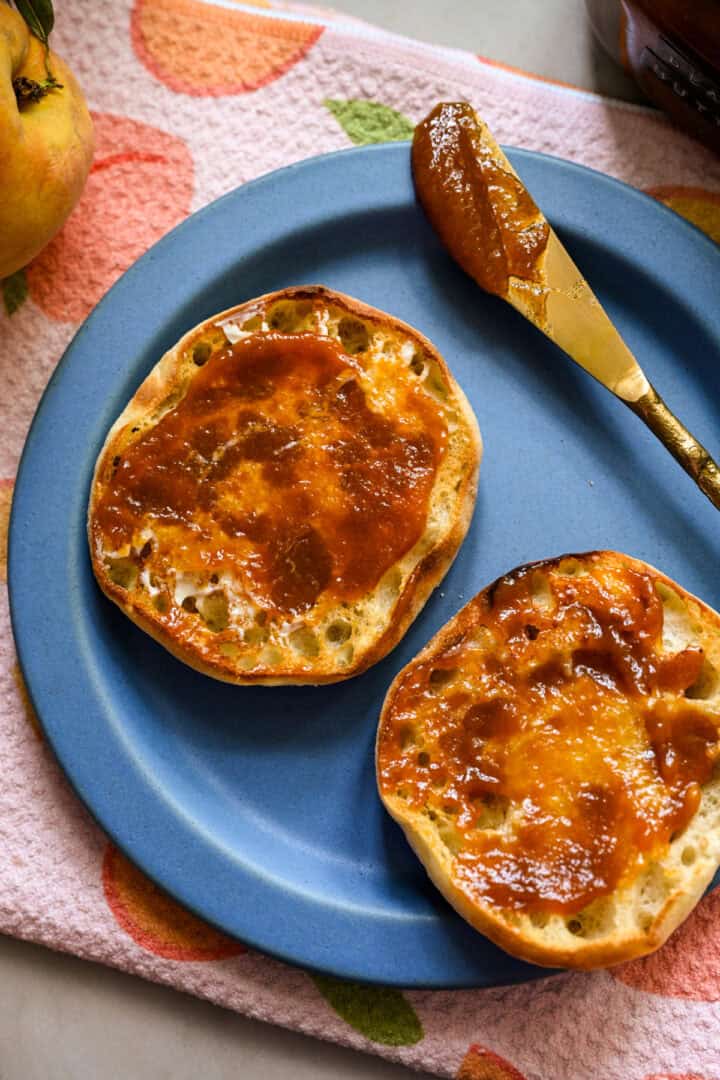Perzikboter op een Engelse muffin.