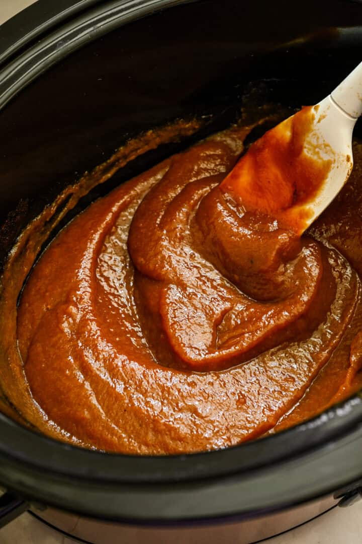 Klaar perzikboter in de slowcooker-pot.
