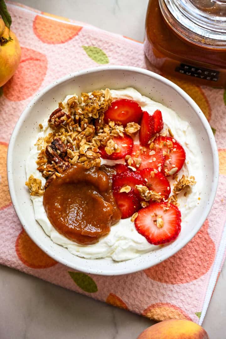 Perzikboter op yoghurt.